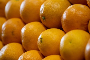 Çiftçi pazarında taze portakal yığını