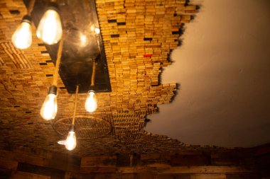 Şarap Mantarları Işıklarla Tavanda