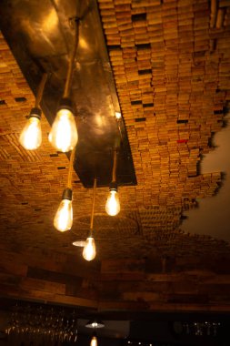 Şarap Mantarları Işıklarla Tavanda