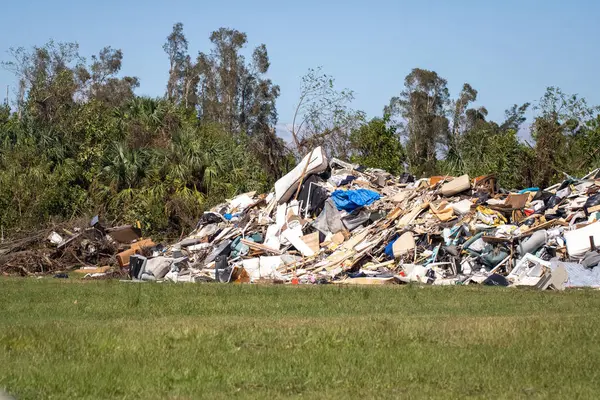 Fırtınadan sonra enkazı temizlemek için çöp yığını.