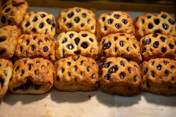 Kahvaltı büfesinde meyveli hamur işleri