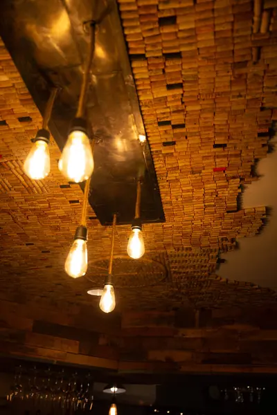 Şarap Mantarları Işıklarla Tavanda