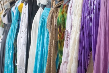 Markette asılı duran markasız kadın kıyafetleri.
