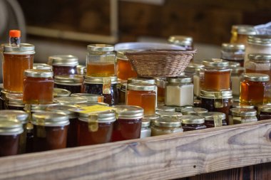 Bir sürü bal kavanozu var. Farklı tatlarda ev yapımı.