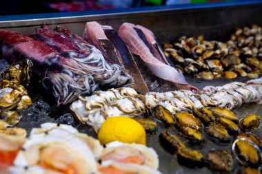 Buzda deniz ürünleri, balık pazarında sipariş vermeye hazır..