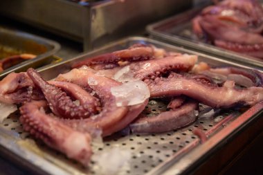 Buzdaki çiğ ahtapot tanecikleri