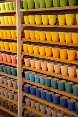 Bir sıra çay ya da kahve kupası bir mağazanın rafında.