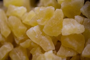 Tatlı bir atıştırmalık için kurutulmuş ananas parçacıkları.