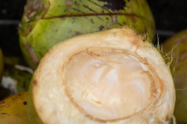 Dilimlenmiş ve doğranmış taze hindistan cevizi ve kesilmiş et..