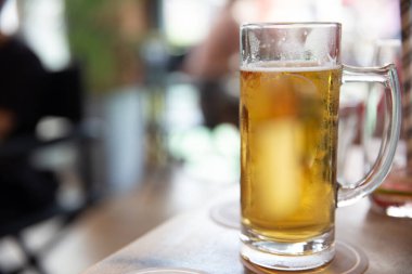 Dışarıdaki bir barda buz gibi bira.