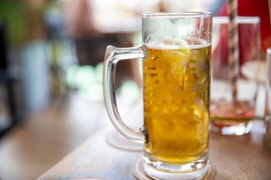 Dışarıdaki bir barda buz gibi bira.