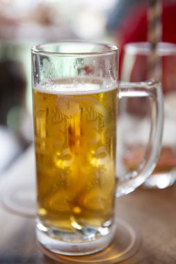 Dışarıdaki bir barda buz gibi bira.