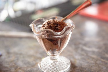 Tatlı olarak da tek kaşık çikolatalı dondurma.