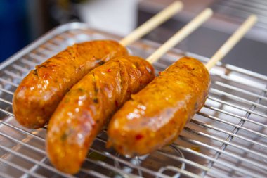 Çubukta lezzetli hafif sosisler.