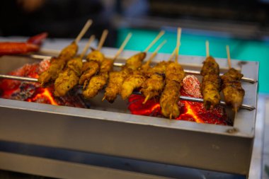 Tavuk satay ızgaranın üstünde kızgın kömürlerin üstünde
