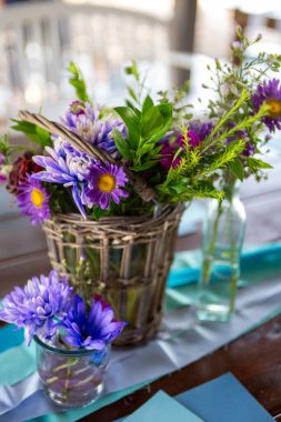 Dışarıdaki masada, basit çiçek merkezi parçaları.