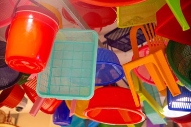 Dekorasyon için tavandan sarkan ev eşyaları