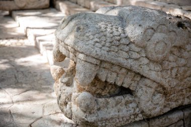 Merdivenlerde Maya Yılan Heykeli