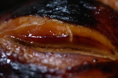 Bitirip bitirmediğini göstermek için mangalda tavuk eti kes.