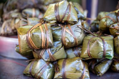 Yerel bir markette tatlı pirinç buğulamalı kek.