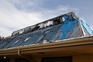 Florida 'daki bir kasırgadan kalma çatı hasarı.