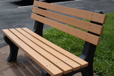 Bir topluma yeni kurulmuş park bankı