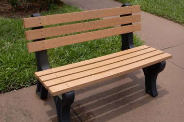 Bir topluma yeni kurulmuş park bankı