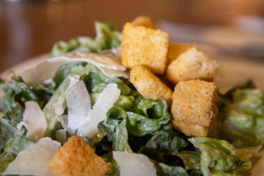 Ceasar salatası ve kızarmış ekmek.