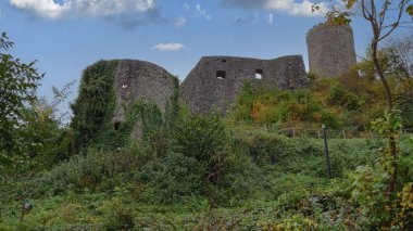 Eski ortaçağ kalesinin kalıntıları.