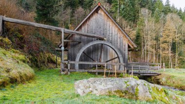 Kara Orman 'daki güzel ahşap su değirmeni.