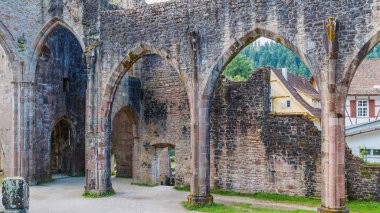 Ortaçağ manastırının kalıntıları.