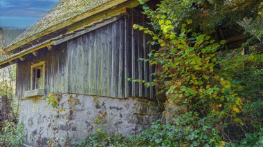 Kırsal bir değirmenin terk edilmiş ahşap binası