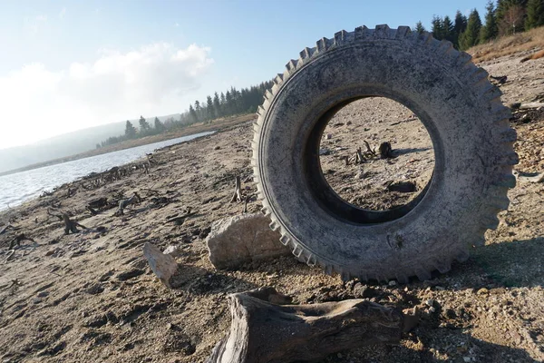 Pneumatika vedle vodni nadrze