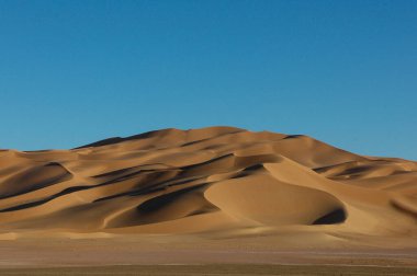 Çok sıcak bir günde libik çölde kum tepeleri