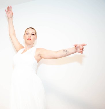 Stüdyodaki güzel bir kızın portresi.