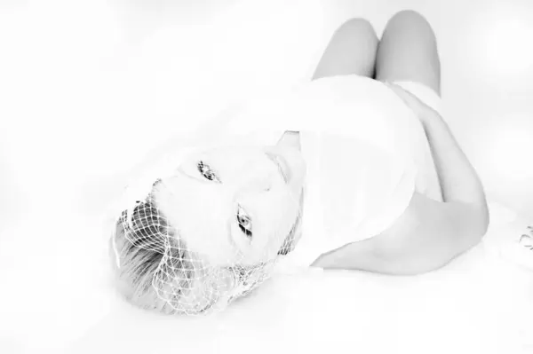 Yatakta uzanmış güzel genç bir kadın.