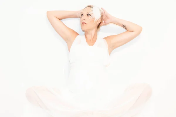 Beyaz makyajlı güzel sarışın kadın portresi.