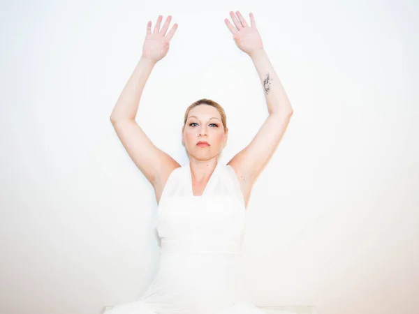 Yoga pozisyonunda güzel bir kız.