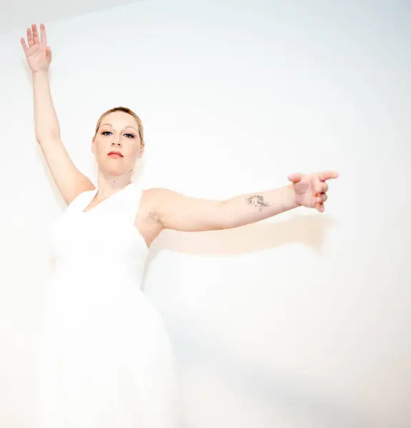 Stüdyodaki güzel bir kızın portresi.