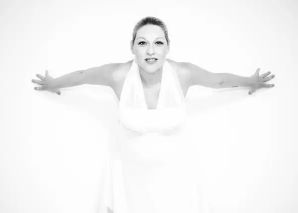 kadın kaldırdı kollarını