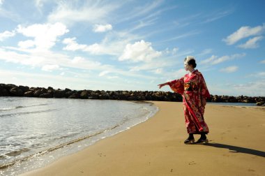 Deniz kenarındaki geyşa farkındalığı