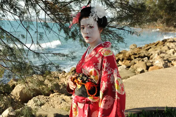 Deniz kenarındaki geyşa farkındalığı