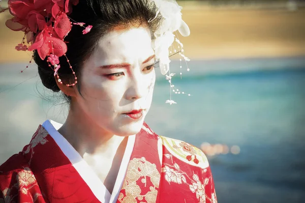 Deniz kenarındaki geyşa farkındalığı