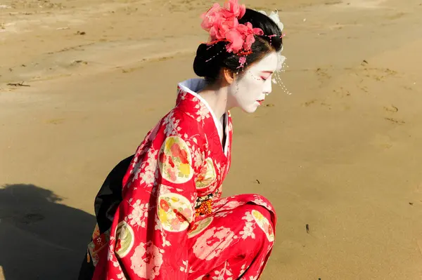 Deniz kenarındaki geyşa farkındalığı