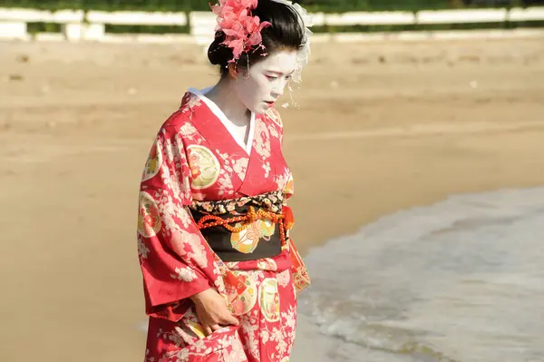 Deniz kenarındaki geyşa farkındalığı