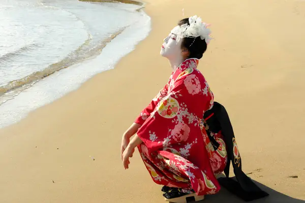 Deniz kenarındaki geyşa farkındalığı