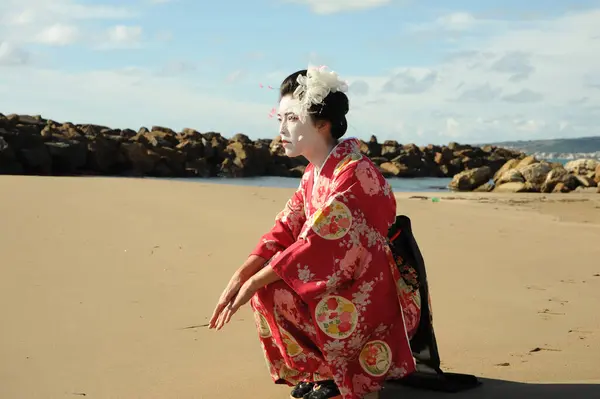 Deniz kenarındaki geyşa farkındalığı