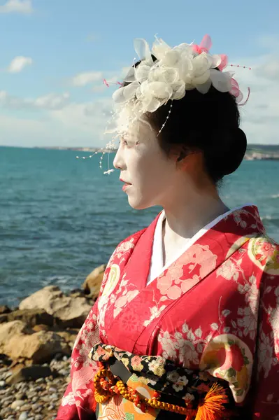 Deniz kenarındaki geyşa farkındalığı