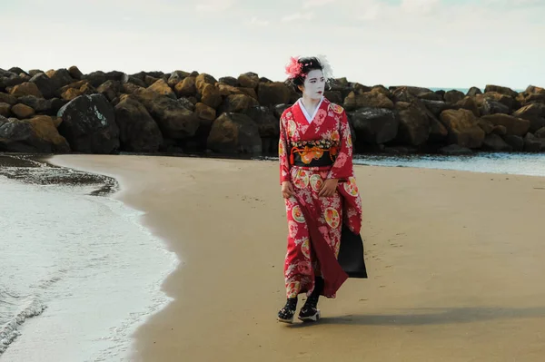 Deniz kenarındaki geyşa farkındalığı