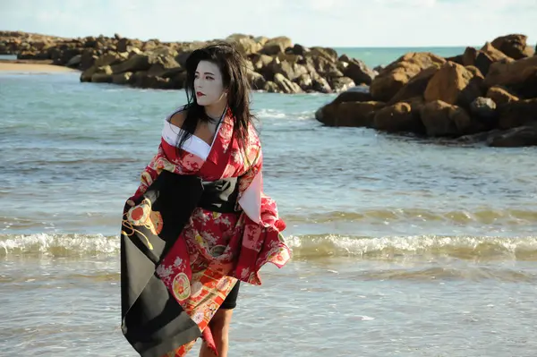 Deniz kenarındaki geyşa farkındalığı